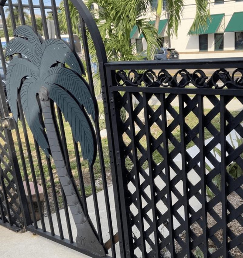 Swimming pool fence gate